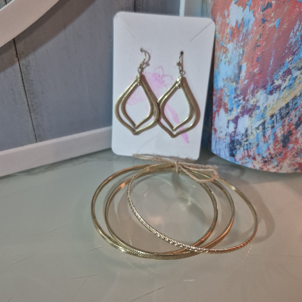 Gold costum jewelry set